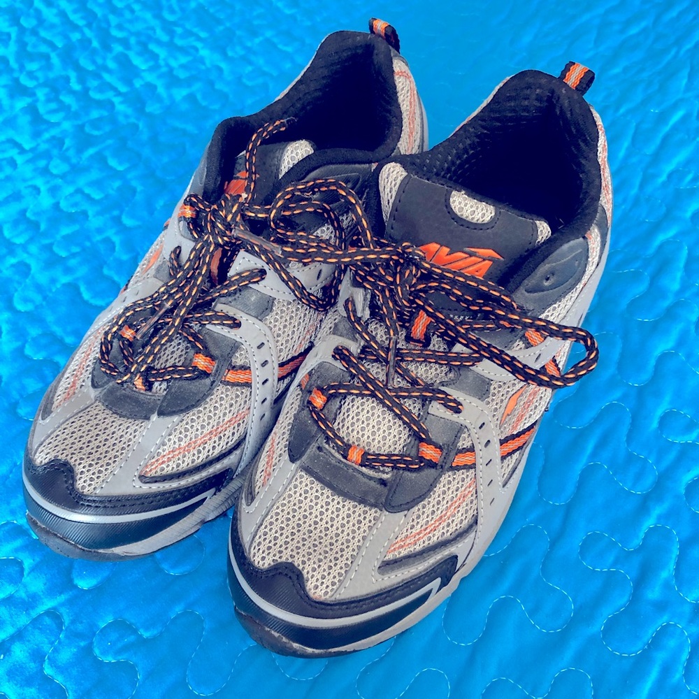NWOT Boys AVIA athletic shoes. Size 6